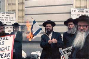 The image “http://www.realnews247.com/rabbi_burns_zionist_flag.jpg” cannot be displayed, because it contains errors.